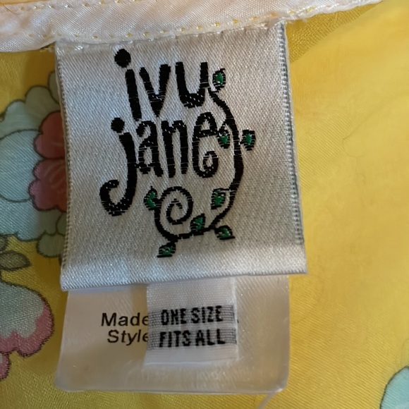 Ivy Jane - poncho with fringe and cold shoulders; one size - Picture 5 of 6